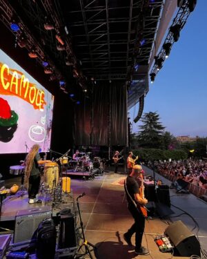 Kevin Johansen Instagram - Gracias, Madrid siempre! Sueño cumplido junto a @julietavenegasp @porliniers y los The Nada y equipo, salú! @nochesbotanico
ph: @juanito_sepe