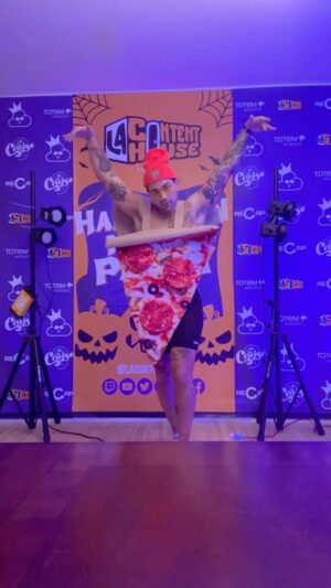Kevin Lapierre Instagram - J’ai décidé de m’habiller en pointe de pizza sexy (pourquoi est-ce que tout soit sexy?) pour l’Halloween. 🎃

On dirait ma vidéo d’audition pour Révolution (je vous la sortirai un jour) mais c’est juste un aperçu du pizza party qui s’en vient ce soir 👀🍕

@lacontenthouse @distilleriedufjord @jardinverdegin @encanette @pizza_salvatore