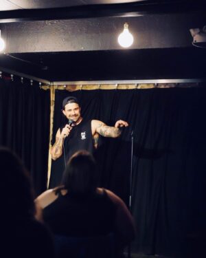 Kevin Lapierre Instagram - J’ai essayé quelque chose de nouveau et j’aime bien ça. 🎙

💥 PROCHAINES DATES 💥

11 mai - Le Jockey, 1309 Rue Saint-Zotique E, 20h

12 mai - Les Débranchés, 3100 rue Masson, 19h30

15 mai – MR250, 250 Mont-Royal, 20h

18 mai – L’option musique, 4671 St-Laurent, 20h

19 mai – Café Hookah, 1699 St-Denis, 20h

23 mai – Bistro de Paris, 4535 Saint-Denis, 19h30

📸: @mccartou
