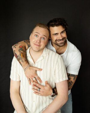 Kevin Lapierre Instagram - J’ai fais mon premier open mic à sa soirée d’humour au Santa Cruz à Québec et le mois prochain, il me rend la pareille en participant à ma soirée d’humour à @lascenelebourgneuf ! 

R’gardez comment qu’on s’aime, on est ultra cute. 🥰 Venez nous voir et plusieurs autres humoristes tel que @wllmurphy , @mc_chartier et @cadesgranges à la Soirée Fous Rires du 22 avril, le lien pour les billets est dans ma bio ! 🔗🎟️

📸: @gabsta 

#top1 #humour #quebec