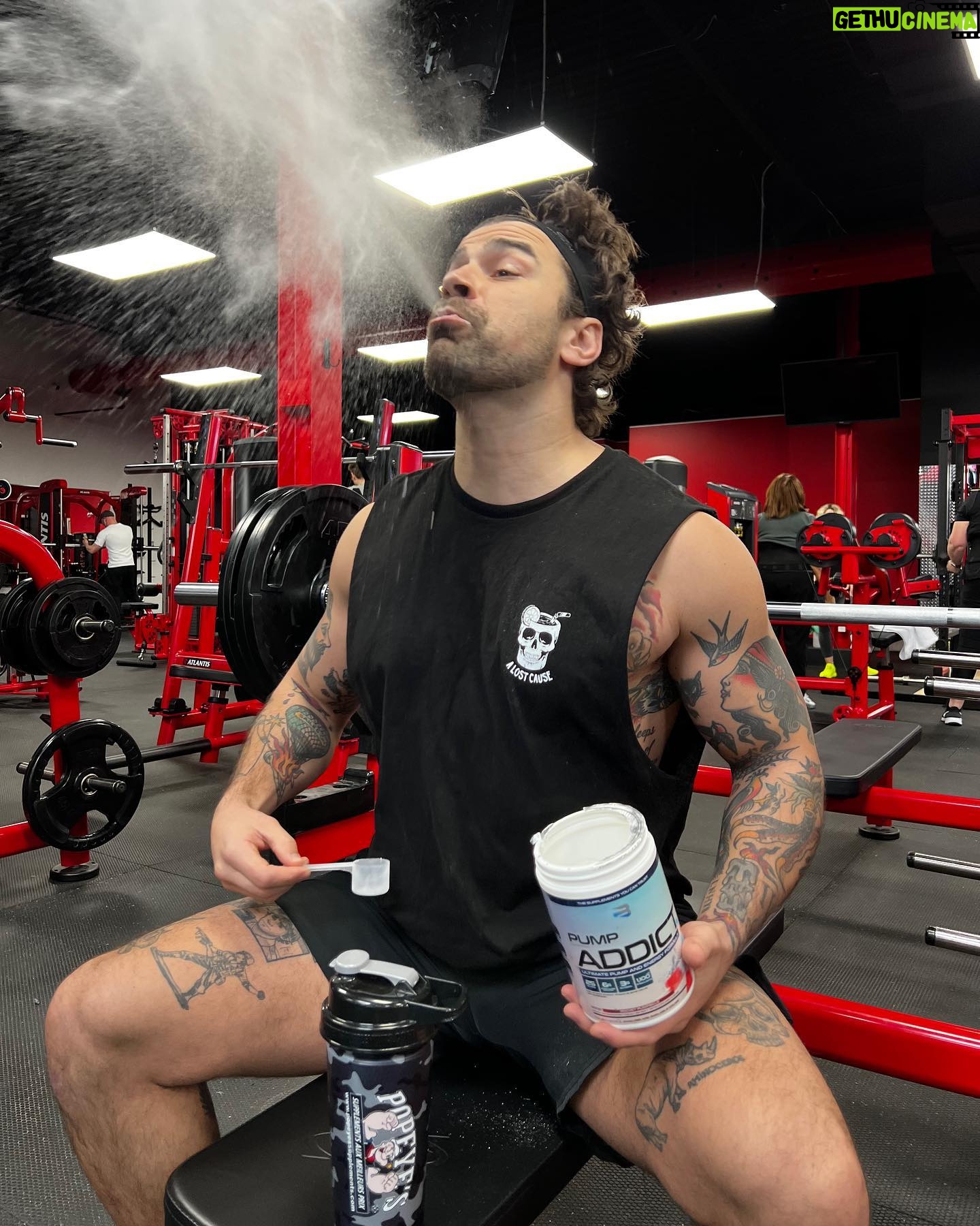 Kevin Lapierre - 1.4K Likes - @popeyesquebec m’a lancé le défi de faire le #dryscoopchallenge en plein gym. Comme tu peux voir, ça été un réel succès. 😅
Pump Addict de @believesupplements disponible dans les boutiques @popeyesquebec ! 💪🏼💥