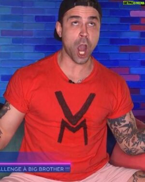 Kevin Lapierre Instagram - ✨2021 Dump✨

Grosse année qui a commencé par une participation à @bigbrothercelebrites ce qui m’a amené à passer presque 3 heures à jaser avec @mikewardca (que j’aime ben) en compagnie de  @jean_thomas_jobin (j’l’aime bien aussi) pendant un enregistrement d’un épisode de @sousecoute (définitivement un highlight de mon année 🙂). J’ai passé une super de belle semaine avec des beaux gens à Un Souper Presque Parfait. Une promenade dans les bois qui a fait beaucoup jaser, aller virailler au Saguenay voir ma grande chume @julie.od_officiel et chiller avec la gang de @taktika_officiel , tourner un vidéoclip et participer à un épisode de @madamelebrun dans lequel @sarahlabrosa a fait un beau portrait de moi, c’est également à ce moment que j’ai vu que son réel talent était bien le acting et non le dessin. Voyage de fou au Mexique qui m’a tellement mais tellement fait du bien pour revenir et me prendre pour une rockstar le temps d’une soirée en partageant la scène avec @davemorgan___ et @wllmurphy entre autres. Tout ça pour terminer l’année en chantant des chansons de Noël à nos amis en FaceTime. C’était Petit Papa Noël qu’on chantait et on a dû la chanter 30 fois, c’est sur que mes voisins étaient écoeurés laite. 

Bref, c’était cool. 💯 

Je vous souhaite à tous du bonheur et de la santé par dessus tout pour 2022 💫💙
