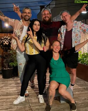 Kevin Lapierre Instagram - ✨2021 Dump✨

Grosse année qui a commencé par une participation à @bigbrothercelebrites ce qui m’a amené à passer presque 3 heures à jaser avec @mikewardca (que j’aime ben) en compagnie de  @jean_thomas_jobin (j’l’aime bien aussi) pendant un enregistrement d’un épisode de @sousecoute (définitivement un highlight de mon année 🙂). J’ai passé une super de belle semaine avec des beaux gens à Un Souper Presque Parfait. Une promenade dans les bois qui a fait beaucoup jaser, aller virailler au Saguenay voir ma grande chume @julie.od_officiel et chiller avec la gang de @taktika_officiel , tourner un vidéoclip et participer à un épisode de @madamelebrun dans lequel @sarahlabrosa a fait un beau portrait de moi, c’est également à ce moment que j’ai vu que son réel talent était bien le acting et non le dessin. Voyage de fou au Mexique qui m’a tellement mais tellement fait du bien pour revenir et me prendre pour une rockstar le temps d’une soirée en partageant la scène avec @davemorgan___ et @wllmurphy entre autres. Tout ça pour terminer l’année en chantant des chansons de Noël à nos amis en FaceTime. C’était Petit Papa Noël qu’on chantait et on a dû la chanter 30 fois, c’est sur que mes voisins étaient écoeurés laite. 

Bref, c’était cool. 💯 

Je vous souhaite à tous du bonheur et de la santé par dessus tout pour 2022 💫💙