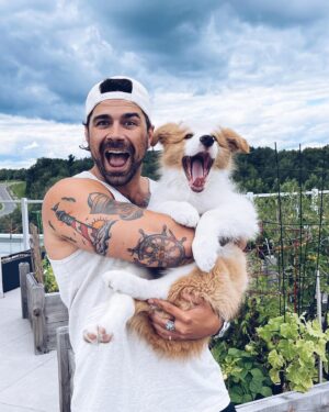 Kevin Lapierre Instagram - On m’a déjà dit qu’une photo avec un chien, c’était winner pas mal. Donc en v’là trois. 🐶

Voici Jack, le chien à @charlesmontigny_ ! ☺️
