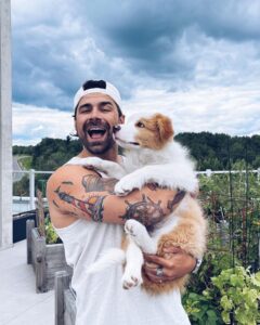 Kevin Lapierre Instagram - On m’a déjà dit qu’une photo avec un chien, c’était winner pas mal. Donc en v’là trois. 🐶

Voici Jack, le chien à @charlesmontigny_ ! ☺️