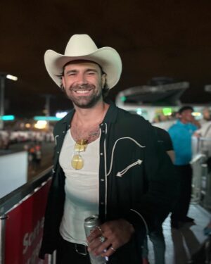 Kevin Lapierre Instagram - En mode complètement cow-boy. 🤠 

Qui va voir @lukebryan ce soir ? 👀

#nashvillehotchicken