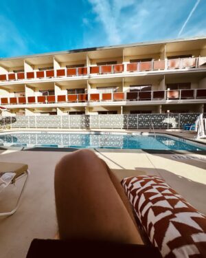 Kevin McHale Instagram - Practicing retirement 

Thx @lifehousehotels & @quintonmulvey 😘