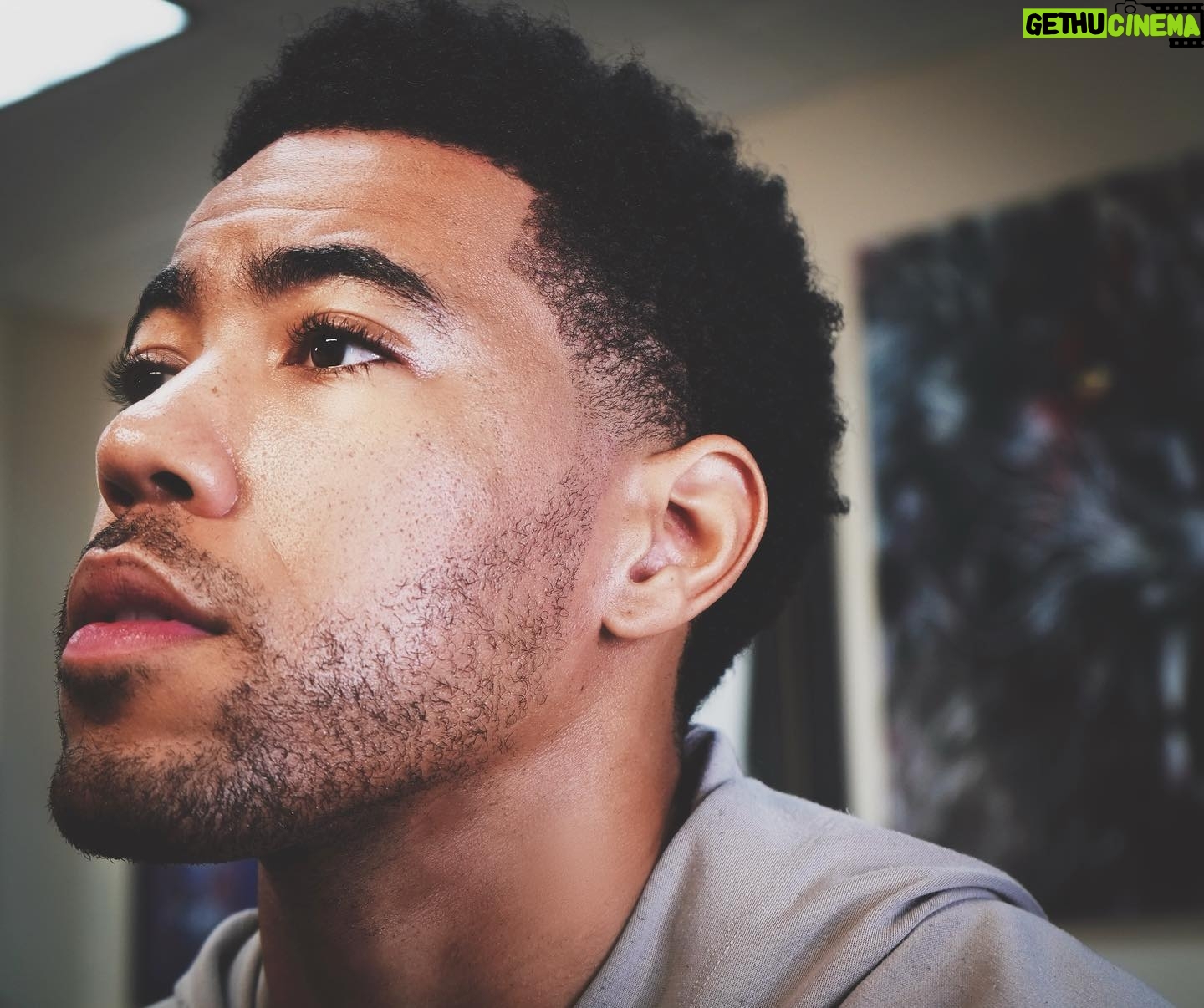 Kevin Miles - 4.1K Likes - Too many thoughts on a caption n not enough action
📸 @tre.the.barber has me as #1 on the barber chart board 😂