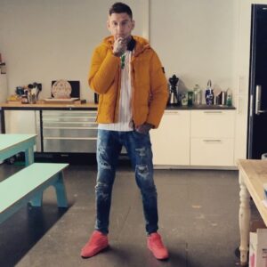 Kevin Vågenes Instagram - Throwback til en tid man kunne være nærmere folk enn 1 meter. Fra innspillingen av ny runde med Parterapi som kommer til høsten💃🏻🕺🏻