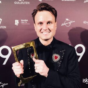 Kevin Vågenes Instagram - For en kveld!! I går vant vi Beste Humorprogram på Gullruten for Parterapi! Det var sinnsykt stas å få anerkjennelse for et prosjekt hvor jeg har fått lov å jobbe med så mange megadyktige folk. Jeg ble litt overveldet på scenen, og glemte flere navn jeg hadde lyst å takke. Så her kommer en ordentlig takk til alle dere. Hjertelig takk til NRK og spesielt til @christina_rezk og @carolineoigarden som har turt å satse på dette prosjektet, og for et utrolig godt samarbeid. Gleder meg til fortsettelsen sammen med dere. Tusen takk til @herresthal , @espeneckbo , Kristian Ødegaard og @trinestubb for at jeg får lov til å jobbe i Seefood og for at dere har satset på meg. Jeg er heldig som får jobbe med dere. Takk til @martinzimmer og @flemmenlakris for at dere er de flinkeste jeg vet om, men også for at dere er særdeles fine mennesker. Love you!
Takk til @misljohansson for sminke- og maskearbeid av aller ypperste klasse, og til @hanneluja for fantastisk kostymedesign. Til slutt vil jeg takke @maritvaleur som var med å utvikle prosjektet, i tillegg til at du er en fryd å jobbe med på sett. Blir alltid glad når du er i nærheten. Og så må jeg takke alle dere som fulgt iherdig med på serien og sendt meg så mange fine tilbakemeldinger. Tusen takk ❤️
