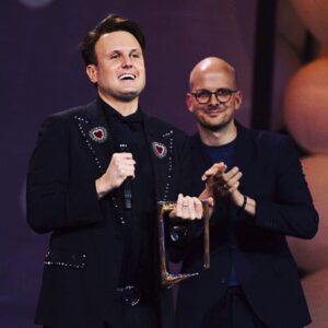 Kevin Vågenes Instagram - For en kveld!! I går vant vi Beste Humorprogram på Gullruten for Parterapi! Det var sinnsykt stas å få anerkjennelse for et prosjekt hvor jeg har fått lov å jobbe med så mange megadyktige folk. Jeg ble litt overveldet på scenen, og glemte flere navn jeg hadde lyst å takke. Så her kommer en ordentlig takk til alle dere. Hjertelig takk til NRK og spesielt til @christina_rezk og @carolineoigarden som har turt å satse på dette prosjektet, og for et utrolig godt samarbeid. Gleder meg til fortsettelsen sammen med dere. Tusen takk til @herresthal , @espeneckbo , Kristian Ødegaard og @trinestubb for at jeg får lov til å jobbe i Seefood og for at dere har satset på meg. Jeg er heldig som får jobbe med dere. Takk til @martinzimmer og @flemmenlakris for at dere er de flinkeste jeg vet om, men også for at dere er særdeles fine mennesker. Love you!
Takk til @misljohansson for sminke- og maskearbeid av aller ypperste klasse, og til @hanneluja for fantastisk kostymedesign. Til slutt vil jeg takke @maritvaleur som var med å utvikle prosjektet, i tillegg til at du er en fryd å jobbe med på sett. Blir alltid glad når du er i nærheten. Og så må jeg takke alle dere som fulgt iherdig med på serien og sendt meg så mange fine tilbakemeldinger. Tusen takk ❤️