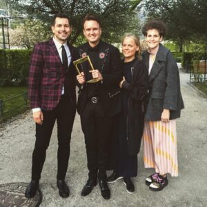 Kevin Vågenes Instagram - For en kveld!! I går vant vi Beste Humorprogram på Gullruten for Parterapi! Det var sinnsykt stas å få anerkjennelse for et prosjekt hvor jeg har fått lov å jobbe med så mange megadyktige folk. Jeg ble litt overveldet på scenen, og glemte flere navn jeg hadde lyst å takke. Så her kommer en ordentlig takk til alle dere. Hjertelig takk til NRK og spesielt til @christina_rezk og @carolineoigarden som har turt å satse på dette prosjektet, og for et utrolig godt samarbeid. Gleder meg til fortsettelsen sammen med dere. Tusen takk til @herresthal , @espeneckbo , Kristian Ødegaard og @trinestubb for at jeg får lov til å jobbe i Seefood og for at dere har satset på meg. Jeg er heldig som får jobbe med dere. Takk til @martinzimmer og @flemmenlakris for at dere er de flinkeste jeg vet om, men også for at dere er særdeles fine mennesker. Love you!
Takk til @misljohansson for sminke- og maskearbeid av aller ypperste klasse, og til @hanneluja for fantastisk kostymedesign. Til slutt vil jeg takke @maritvaleur som var med å utvikle prosjektet, i tillegg til at du er en fryd å jobbe med på sett. Blir alltid glad når du er i nærheten. Og så må jeg takke alle dere som fulgt iherdig med på serien og sendt meg så mange fine tilbakemeldinger. Tusen takk ❤️
