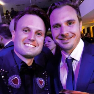 Kevin Vågenes Instagram - For en kveld!! I går vant vi Beste Humorprogram på Gullruten for Parterapi! Det var sinnsykt stas å få anerkjennelse for et prosjekt hvor jeg har fått lov å jobbe med så mange megadyktige folk. Jeg ble litt overveldet på scenen, og glemte flere navn jeg hadde lyst å takke. Så her kommer en ordentlig takk til alle dere. Hjertelig takk til NRK og spesielt til @christina_rezk og @carolineoigarden som har turt å satse på dette prosjektet, og for et utrolig godt samarbeid. Gleder meg til fortsettelsen sammen med dere. Tusen takk til @herresthal , @espeneckbo , Kristian Ødegaard og @trinestubb for at jeg får lov til å jobbe i Seefood og for at dere har satset på meg. Jeg er heldig som får jobbe med dere. Takk til @martinzimmer og @flemmenlakris for at dere er de flinkeste jeg vet om, men også for at dere er særdeles fine mennesker. Love you!
Takk til @misljohansson for sminke- og maskearbeid av aller ypperste klasse, og til @hanneluja for fantastisk kostymedesign. Til slutt vil jeg takke @maritvaleur som var med å utvikle prosjektet, i tillegg til at du er en fryd å jobbe med på sett. Blir alltid glad når du er i nærheten. Og så må jeg takke alle dere som fulgt iherdig med på serien og sendt meg så mange fine tilbakemeldinger. Tusen takk ❤️