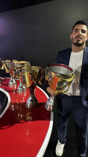 Keyvan Ansari Instagram - قهرمانی مبارک ۶🏆❤️❤️❤️❤️❤️❤️
#پرسپولیس #پرسپولیس_زیباترین_عشق_جهان🔴 #قهرمانی #جام 
#کیوان_انصاری #perspolis #champion 
@sergioramos #cup #keyvanansari