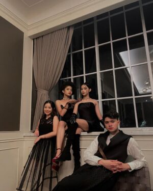 Kezia Caroline Instagram - Gala Premiere "Kalian Pantas Mati" 🔪👻
Tungguin aksi kita pada tanggal 13 Oktober 2022 di seluruh bioskop Indonesia!👻✨
•
Photographer @hendripotret
Make Up & Hair do by @amaliacantiqa
Stylist by @hollaloidris #stylebyhollaloidris
Dress by @ernestoabram
Accessories by @beautyaccessoriesshop 
•
@salvynathan @paragonpictures.id @robertronny @ginantirona @kalianpantasmati #kalianpantasmati #galapremiere