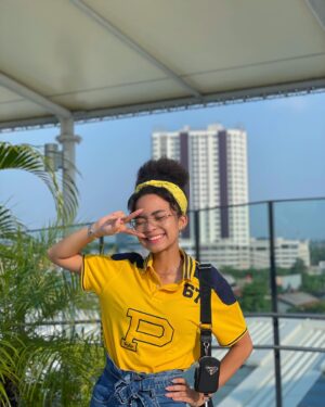 Kezia Caroline Instagram - happy vibe today✨🌞🌻💛 #goldenhour