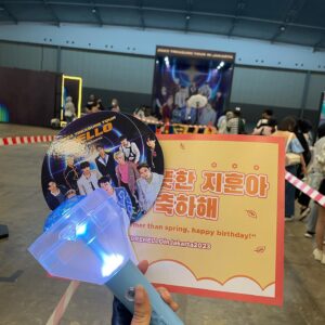 Kezia Caroline Instagram - [Concert Dump] Treasure : HELLO TOUR JKT 💙✨💎
Last slide my future just looked at me🥹🫶🏽
#treasurehelloinjakarta #teumeindonesia #kpopconcert #treasurehellotour