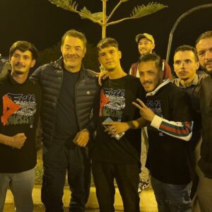 Khaled Benaissa Instagram - Un tournage c’est une équipe avant tout. Regie, image, HMC: habillage, maquillage, coiffure, costume. Déco, machinerie, son, perchman, scénario, assistanat, montage, production, réalisation, comédien. Merci à vous tous pour votre bienveillance pour votre humour jusqu’à l’intelligence. Merci pour votre engagement et dévouement a en oublier la fatigue et le temps. Merci 🙏🤣🙏🤣💪💪💪⚒️⚒️⚒️🎥🎥🎥📽️📽️✌️✌️✌️😍😍😍😍