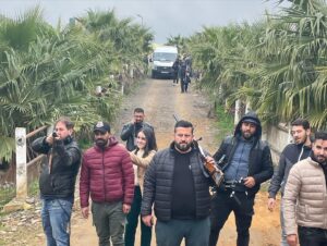 Khaled Benaissa Instagram - Un tournage c’est une équipe avant tout. Regie, image, HMC: habillage, maquillage, coiffure, costume. Déco, machinerie, son, perchman, scénario, assistanat, montage, production, réalisation, comédien. Merci à vous tous pour votre bienveillance pour votre humour jusqu’à l’intelligence. Merci pour votre engagement et dévouement a en oublier la fatigue et le temps. Merci 🙏🤣🙏🤣💪💪💪⚒️⚒️⚒️🎥🎥🎥📽️📽️✌️✌️✌️😍😍😍😍