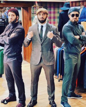 Khusein Khaliev Instagram - Друзья, слышал много хороших отзывов о бренде @kingsname и на днях посетил их магазин. Хочу сказать, что мне и моему брату Хасану @khasan_khaliev собрали крутые образы ОТ и ДО. Профессиональный стилист сделал своё дело👌🏼качество костюмов просто бомба💣 теперь я у вас постоянный гость @kingsname 🔥 #одежданазаказ #одежда #стиль #мода #грозный #мма #прямойэфир #мужчина #кингснейм #халиев #халиевы #хеллоуин