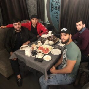 Khusein Khaliev Instagram - БОМБОВАЯ БЫЛА НЕДЕЛЯ ЧЕСТНО ГОВОРЯ👊🏼ДА БРАТЬЯ? @adam_yandiev_boroda @malkolm_x_x @yraggan @gans_0001 @artyom_yanogyan @g.karen.g @ulisov_m ? СПАСИБО БРАТЬЯ ЗА БОМБОВУЮ НЕДЕЛЮ 😜🙏🏻☝🏻