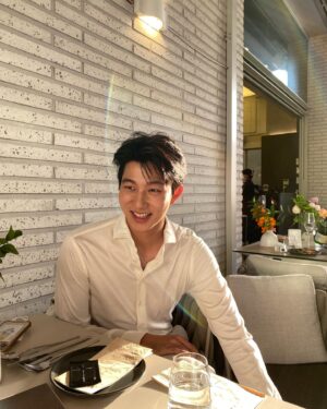 Ki Do-hun Instagram - 불금🔥. photo by @kwrhome