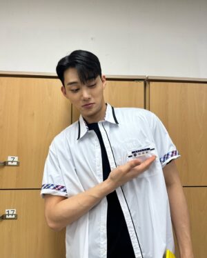 Ki Hyun-woo Instagram - 피대희 첫 등교 🏍️🏍️ 
#이사장님은9등급 #thechairmanofclass9  @wavve.official