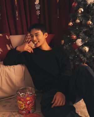 Ki Hyun-woo Instagram - merry christmas 🎄 
화이트 크리스마스 오랜만이군! 행복하고 따듯한 연말 보내요🫶🏻

#메리크리스마스 #merrychristmas