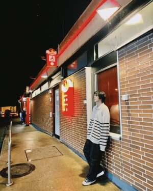 Ki Su Instagram - I came to Germany from Poland by car for 11 hours! It was really hard, but I feel so good to come to Germany! German fans, let's have fun tomorrow! 🇩🇪

 #Germany #🇩🇪 #049 #KISU #europetour 

Photo by @pil_kyu