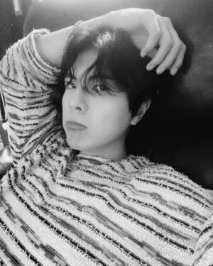 Ki Su Instagram - 머리를 기를까 아니면 자를까? 
Should I grow my hair or cut it?