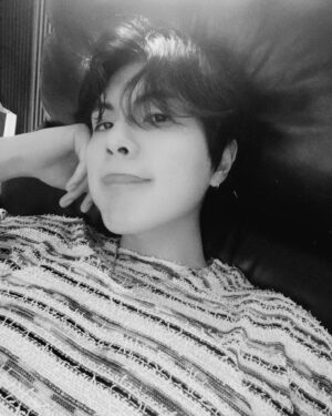 Ki Su Instagram - 머리를 기를까 아니면 자를까? 
Should I grow my hair or cut it?