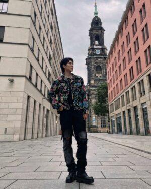 Ki Su Instagram - Es war eine wirklich glückliche Zeit, euch alle zu treffen! Ein großes Dankeschön an meine ’KISS U‘ in Deutschland, die immer bei mir sind, und an die neu kennengelernten ’KISS U‘. Danke, dass ihr unvergessliche Erinnerungen mit mir geteilt habt! Obwohl ich morgen Dresden verlasse, werde ich definitiv zurückkommen und noch schönere Erinnerungen mit euch machen! Wartet auf mich! Ein großes Dankeschön auch an alle Mitarbeiter und Verantwortlichen vom ’Big K-Pop Day(@bigkpopday )für die großartige Bühne. Auch unsere Künstler, die für die fantastische Bühne gesorgt haben, haben großartige Arbeit geleistet! Ich hoffe, wir sehen uns nächstes Jahr wieder! Vergesst nie, an mich zu denken, ein Leben lang! Verstanden? Ich liebe euch alle sehr! Danke, meine Lieben in Deutschland.049❤️🇩🇪 

#KISU #KISSU #💋 #dresden #germany #🇩🇪 #bigkpopday