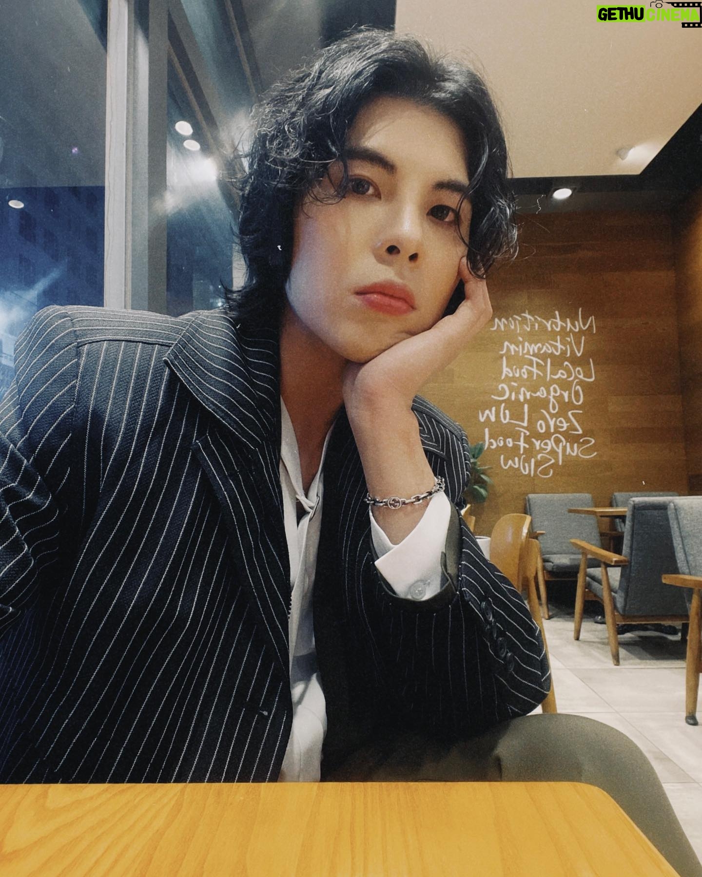 Ki Su - 2.4K Likes - There are a lot of people who want me to cut my hair! Should I cut my hair? (Especially my mom wants it the most)
#KISU #mj