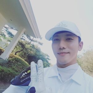 Ki Tae-young Instagram - 날씨가 넘흐 좋타... ♡ 미세먼지도 좋음이고 간만에 그린 ... 셀카^^v
#기태영 #kitaeyoung #golf