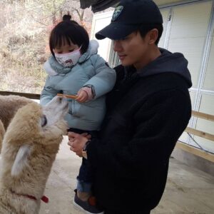 Ki Tae-young Instagram - 우리로희와 가을 나들이 ^^ 우리딸 과 쪼랑말♡ 그리고 알파카
#기태영 #kitaeyoung #lohee #로희 #가을 #나들이 #알파카월드