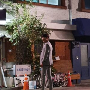 Ki Tae-young Instagram - 그동안 우진을 사랑해 주시고 응원해 주신 팬분들께 진심으로 감사하다는 말씀 드리고 싶었습니다. 우진으로 사는 7개월의 시간은 제게 또 다른 무언가를 느낄 수 있는 시간이였습니다... 다시한번 감사합니다 꾸벅~😊모두 항상 건강하시고 남은 한 해 좋은 일 가득하시길... 저는 더 나은 또 다른 모습으로 찾아 뵙도록 노력하겠습니다
김우진 Adieu~ 
#kitaeyoung #기태영 #kbs #주말 #세젤예 #adieu