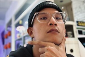 Ki-pin Ng Instagram - 好久沒站在Legacy的舞台上，
一陣近鄉情怯，
但又熟悉依然。

謝謝馬哥找我去玩！

在拍戲的新道路上能認識偶像般的前輩真的是好幸福，
可以一起幹譙產業生態，
一起沒事浪流連去按摩吃鍋，
還借樂器給我玩，
甚至可以一起在台上唱歌玩音樂，
我怎麼這麼好命🥹

愛馬哥，
愛音樂。

@manienhsien