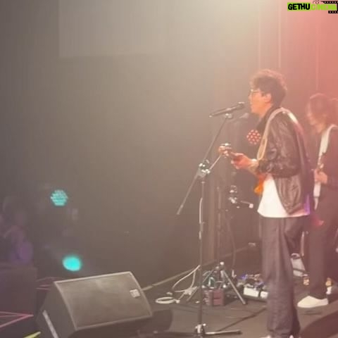 Ki-pin Ng - 5.9K Likes - 好久沒站在Legacy的舞台上,
一陣近鄉情怯,
但又熟悉依然。
謝謝馬哥找我去玩!
在拍戲的新道路上能認識偶像般的前輩真的是好幸福,
可以一起幹譙產業生態,
一起沒事浪流連去按摩吃鍋,
還借樂器給我玩,
甚至可以一起在台上唱歌玩音樂,
我怎麼這麼好命🥹
愛馬哥,
愛音樂。
@manienhsien