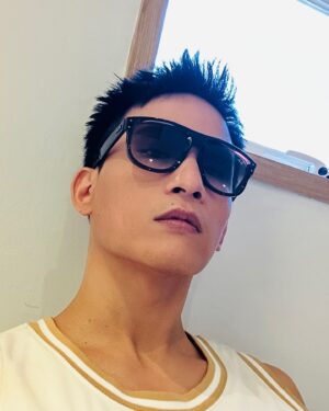 Ki-pin Ng Instagram - 第一次擔任遊戲代言人出席發表會，
很開心又跟大家見面了一下下😎 

《權力之望 LORDNINE》 

怎麼7/12才開放下載，
真的很想玩⋯

今天直接親口跟遊戲製作人要虛幣虛寶，
他笑而不答。

#權力之望