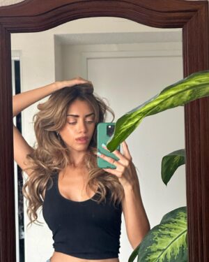 Kiara Barnes Instagram - In my late 80’s, early 90’s floppy hair era🌞🥰😇