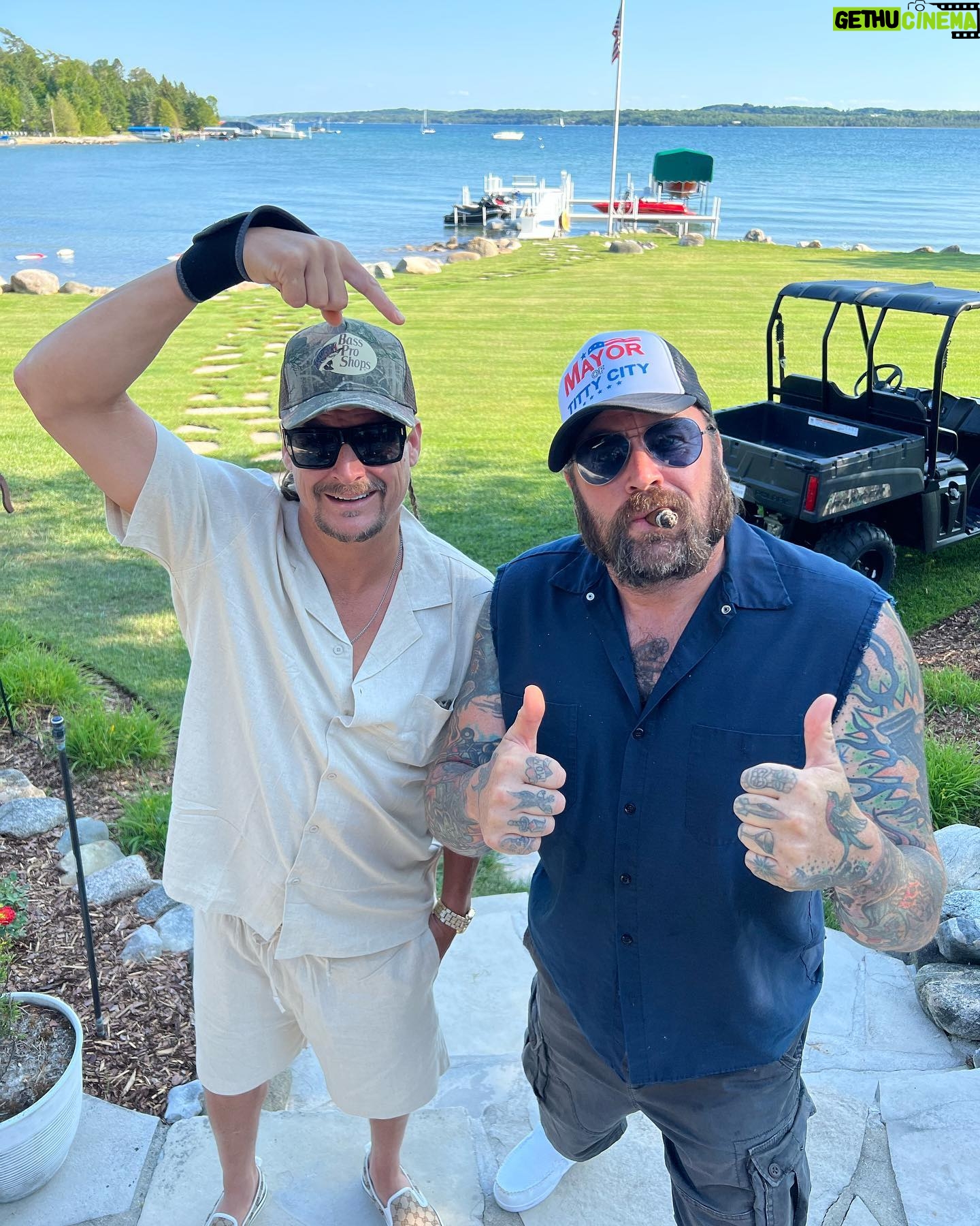 Kid Rock - 50.4K Likes - What a privilege to be hanging with the mayor of the most distinguished city in America. @kevinzink
