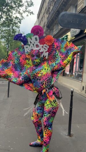 Kiddy Smile Instagram - Beaucoup de gens me disent que je devrais me taire et que la place des artistes est d’entertain surtout quand les temps sont moroses, mais malheureusement je n’ai pas le luxe de pouvoir ignorer ce qui se joue à chaque élection pour les gens qui me ressemblent ! Mon corps est politique et j’ai toujours choisi de parler des choses qui me traversent politiquement avec l’art ! 

Bref, pour ceux qui ont lu jusqu’ici, demain le 30 juin : dites Fuck à Marine, à Merdella et au R-Haine 👊🏿