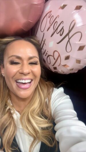 Kiki Haynes Instagram - Soooooo this just happened… 🎉💜

My birthday isn’t until Sunday, but I’m so full with love and appreciation because my FANTASTIC cast and crew of All The Queens Men just kickstarted my birthday weekend perfectly!!! Thank you from the bottom of my heart ❤️ 

I’m apart of the best show on right now!!!!!! Truly 

#BirthdaySurprises#AllTheQueensMen #OnceAgainItsOn #Thursdays #HotNight #Sexy #Eden #DetectiveDavis #Grateful