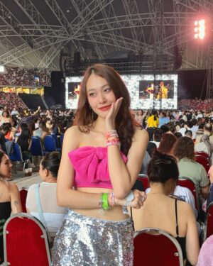 Kiki Lim Instagram - 7 march 🫶🏻
Second time seeing Taylor and my first at her concert 🥹🫶🏻 

Also, happy International Women’s Day 🩷🤍
