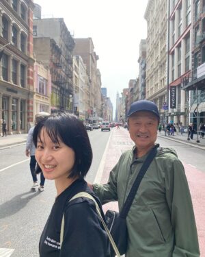 Kiki Sukezane Instagram - Dad in NYC🥳

iphoneのカメラ　引きで　足長　🤣