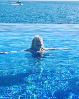 Kikki Danielsson Instagram - Men NU blommar löken😁Badkrukan har lämnat Tryggheten i sol
stolen å intagit Poolen🏊‍♂️23 grader !! Har varit många gånger här i Puerto Rico men Aldrig haft nån tanke på att våga gå i poolen😳Men ÅÅH vad det var Sköönt🤗❤️