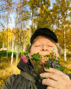 Kikki Danielsson Instagram - Nu chockade jag nog Alla runt omkring😱
Jag tog höstens Första promenad å plockade Höstens Sista Blommor i dikeskanten💐Katterna hängde på, å det var en Härlig Höstdag🍁🌾Så Här långt, håller jag med Alla s Älskar hösten, men när sen ösregnen å stormarna kommer, å Allt blir grått, Då vill jag gå i ide🥵😓