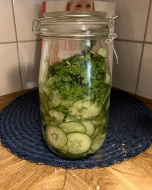 Kikki Danielsson Instagram - Storm å Regn gav mig Ingen anledning att vara utomhus😏Ja, jag gick iväg me Alla Sopor, men sen slog jag till med att göra Pressgurka på 3 slanggurkor🥒Har längtat så Länge efter detta😆Nu var det 2 gurkor f 15:- på affären, så Då slog jag till🥳🎉