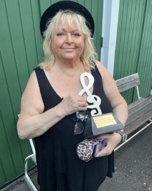 Kikki Danielsson Instagram - HURRA, så fick då även jag en G-Klav Minnestavla för Lång å Trogen Tjänst i Nöjessverige🏆Mäkta Stolt vill jag påpeka😎
Trodde Aldrig att jag skulle få Någon! Men nu är jag Nöjd å Glad🥰
