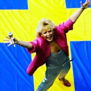 Kikki Danielsson Instagram - Mitt äldsta barnbarn, 6 år, tror Inte på, att jag varit med i Mellon 10 ggr😳Han måste självfallet Överbevisas✌️Ska försöka få till å samla dessa låtar, så att han verkligen kan se, att d är Sant🥳Mitt Yngsta barnbarn, 3 år, kände igen min röst, när han såg på TV. ”Kolla, Farmor är här!” Så gick han fram t TVrutan å la sin kind mot mitt ansikte🥰
”Nu har jag gosat med Farmor”. Jag fick bilden å blev Alldeles Varm inombords❤️❤️❤️❤️